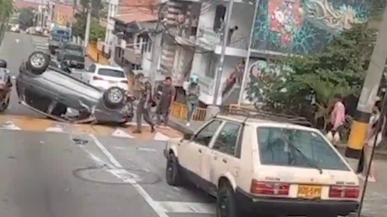 ¡Qué susto en Manrique! Carro terminó con las llantas para arriba tras chocar con otros automotores