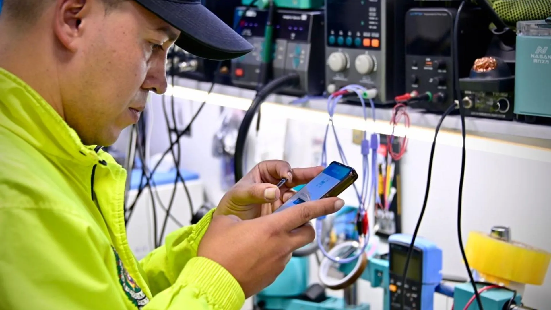 ¡Se les acabó el negocio! Incautan decenas de celulares robados y manipulados en locales de la Avenida Caracas