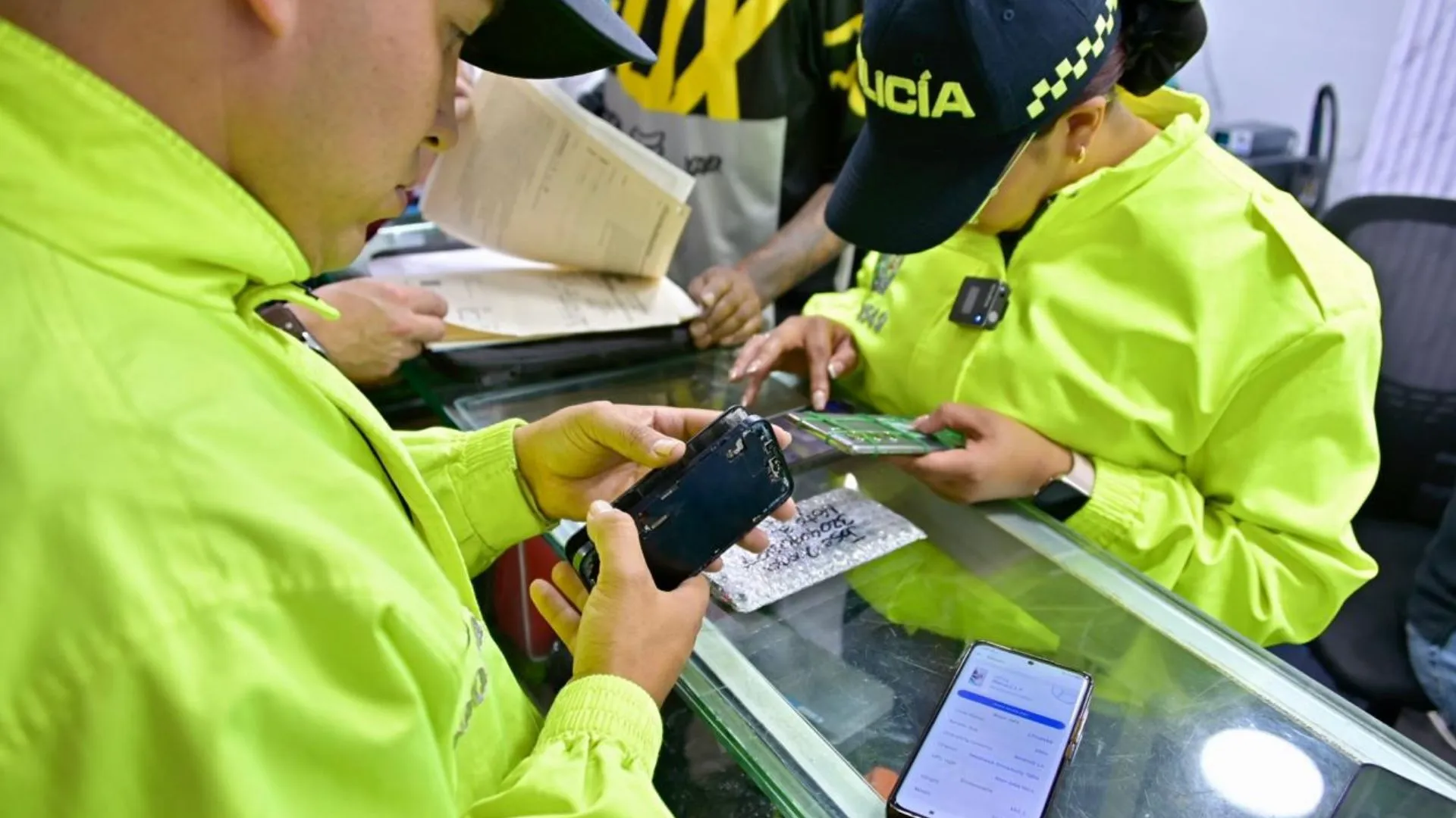 ¡Se les acabó el negocio! Incautan decenas de celulares robados y manipulados en locales de la Avenida Caracas