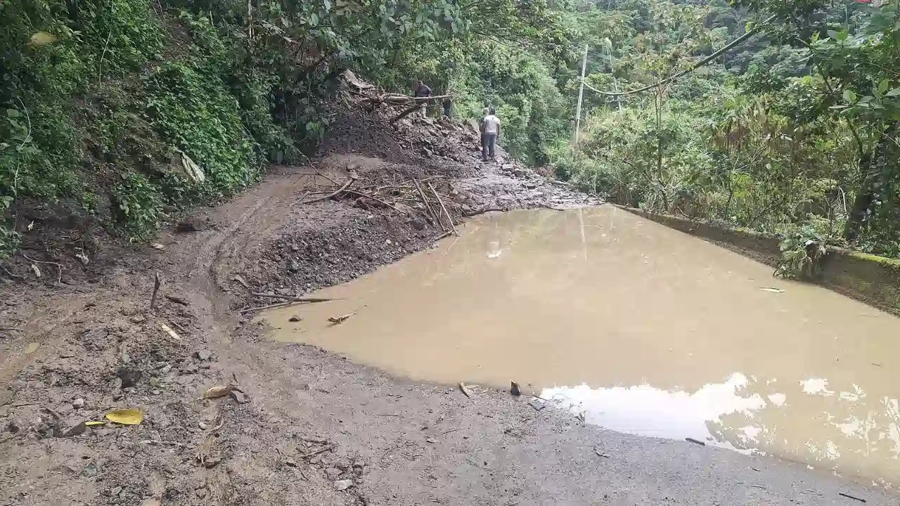 Derrumbe en el sector Caracolí mantiene incomunicado al municipio de Amalfi