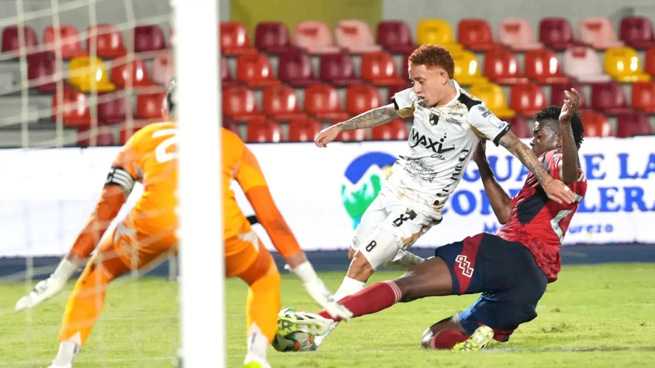 “Ustedes son muy cansones”: El DIM denuncia al cuerpo arbitral del partido contra Llaneros