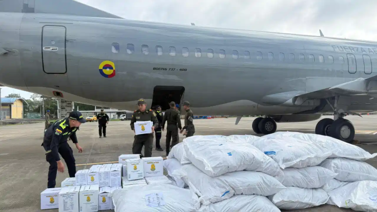 FAC transporta más de 80 toneladas de ayuda humanitaria por lluvias en Antioquia y Córdoba