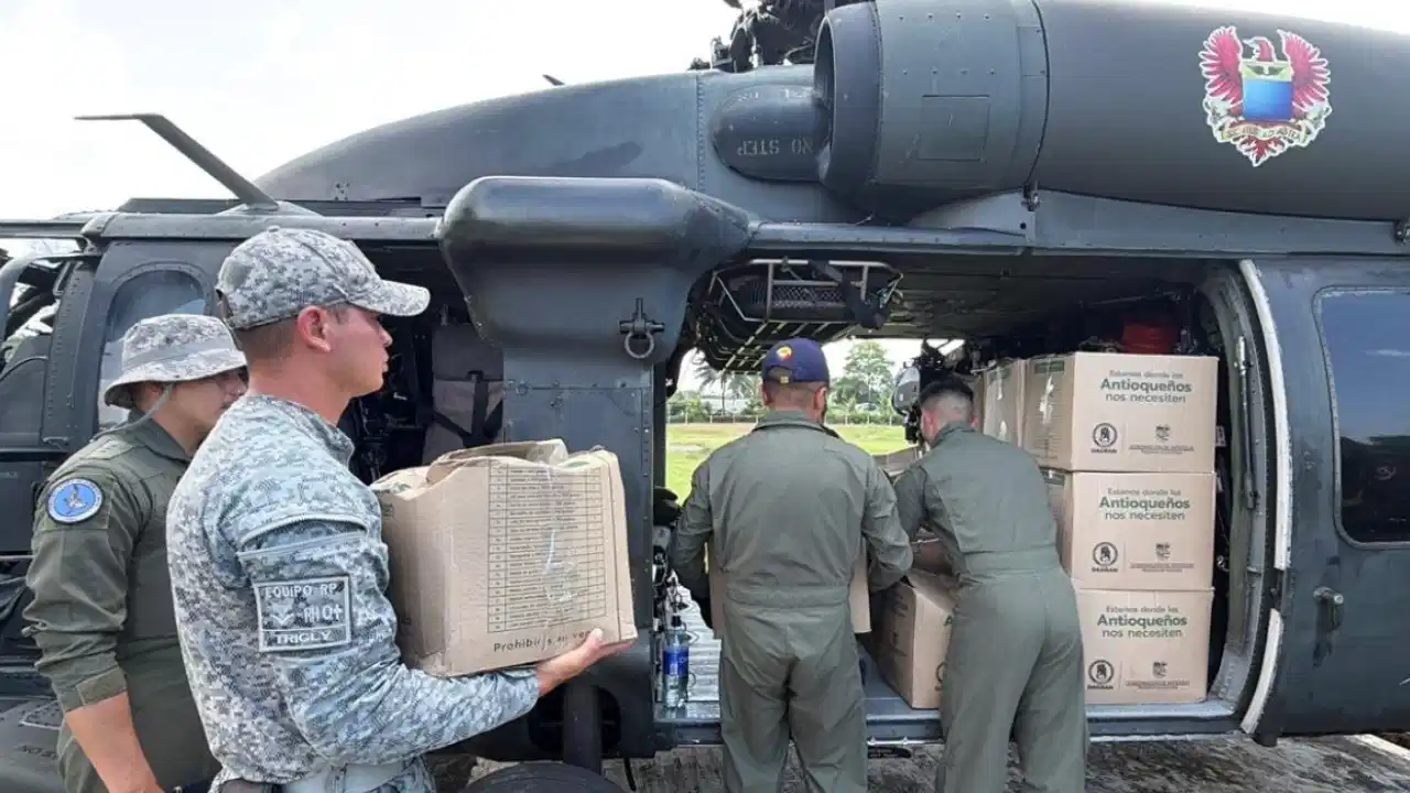 FAC transporta más de 80 toneladas de ayuda humanitaria por lluvias en Antioquia y Córdoba