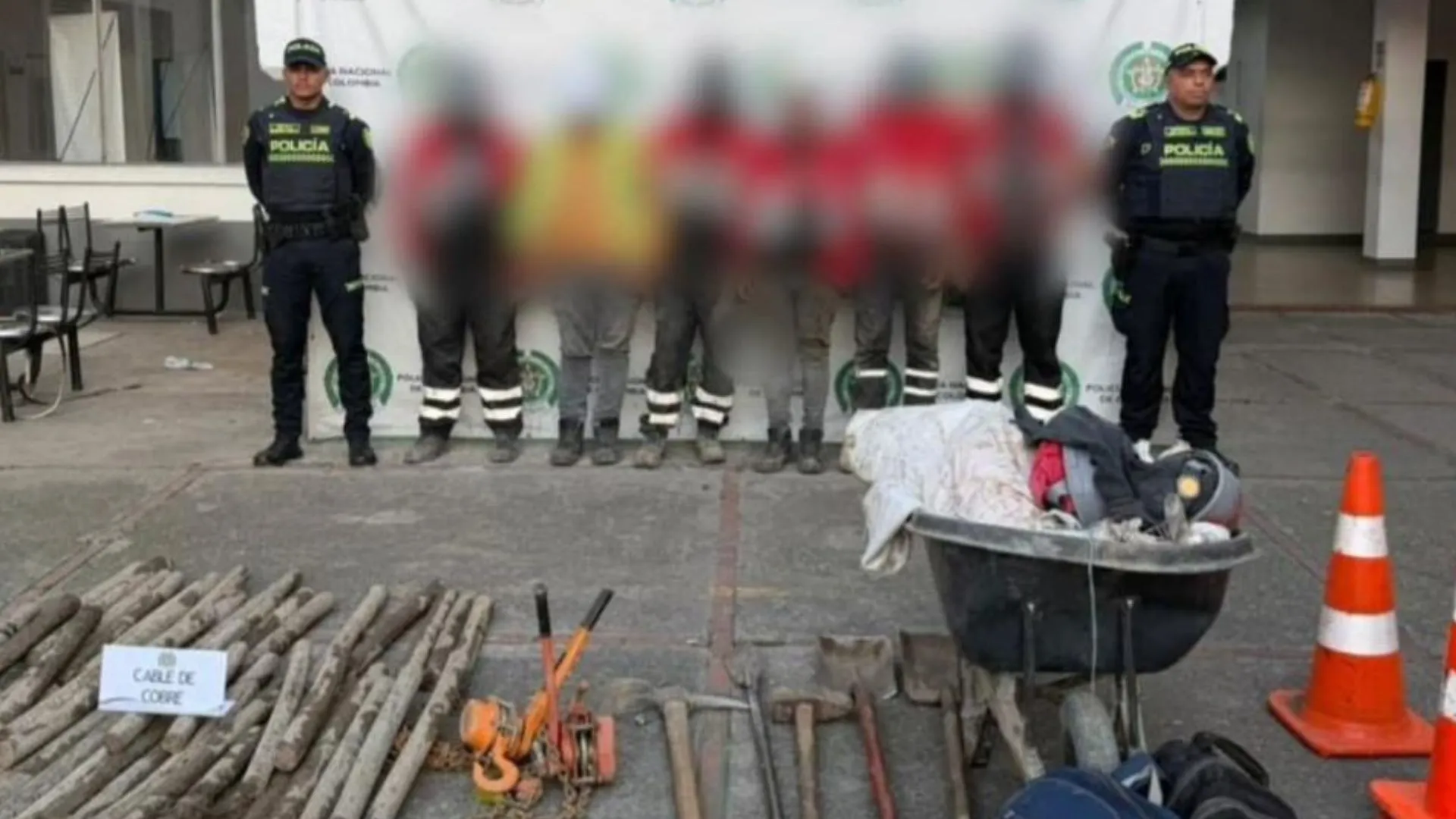 ¡El colmo! Capturan a seis sujetos disfrazados de funcionarios del IDU robando cables; tres son reincidentes