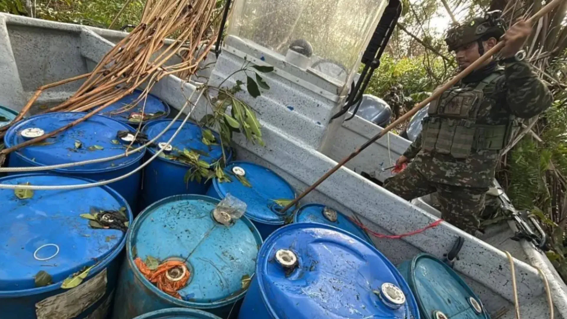 Interceptan lancha con 10.000 galones de gasolina destinados a la producción de droga en Necoclí