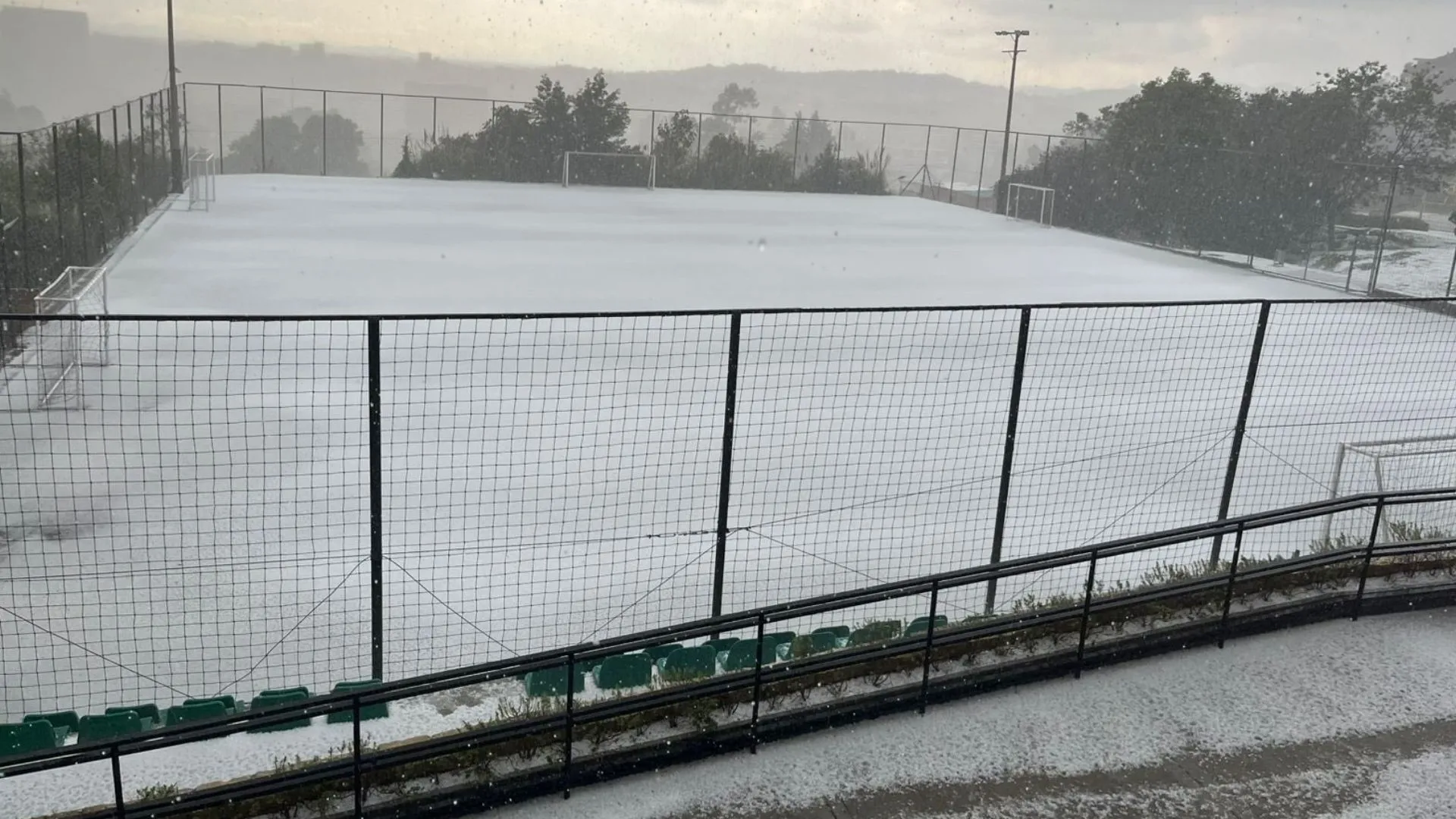 ¡Tremendo aguacero! Granizada y fuertes lluvias tiñeron de blanco calles y parques de Bogotá