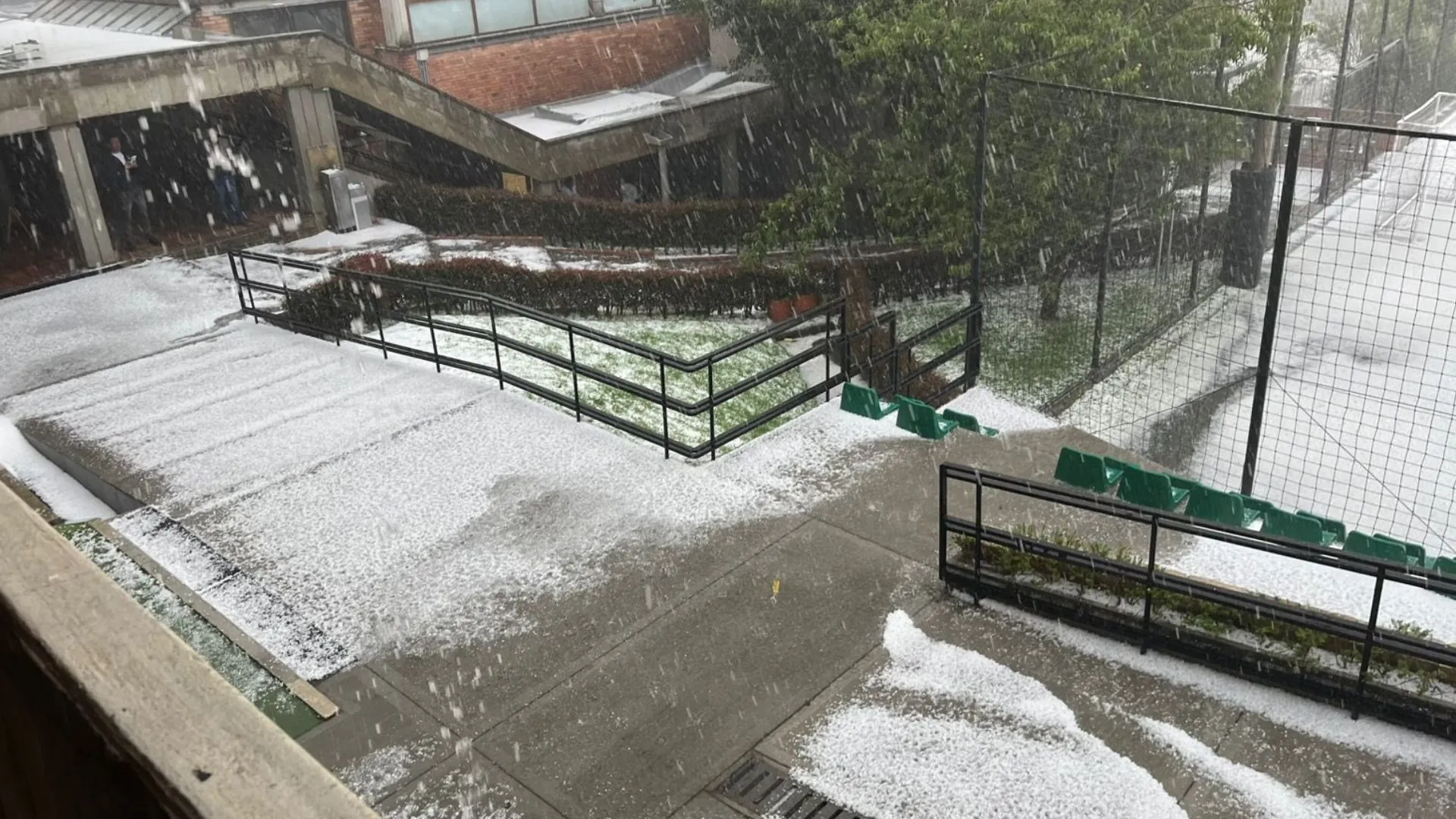 ¡Tremendo aguacero! Granizada y fuertes lluvias tiñeron de blanco calles y parques de Bogotá