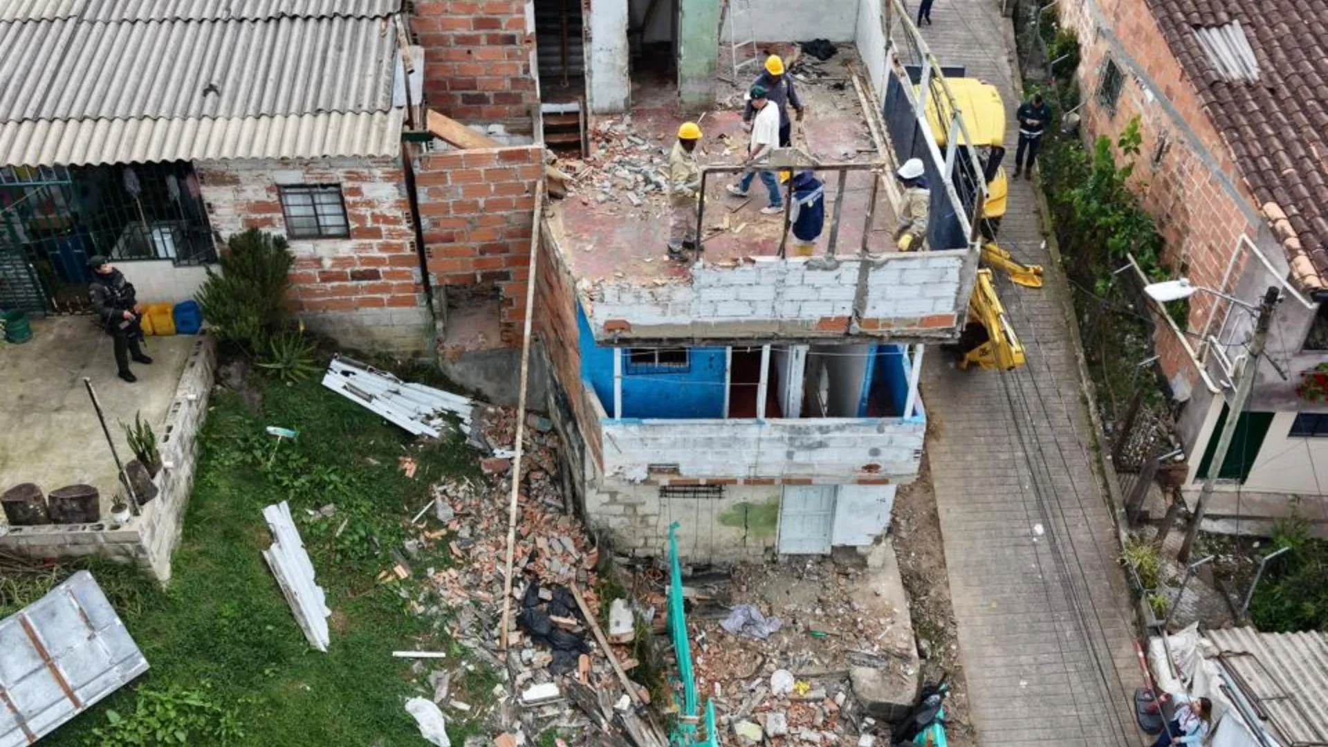 ¡Antioquia refuerza la seguridad! Tres inmuebles vinculados a actividades ilícitas fueron demolidos en Rionegro