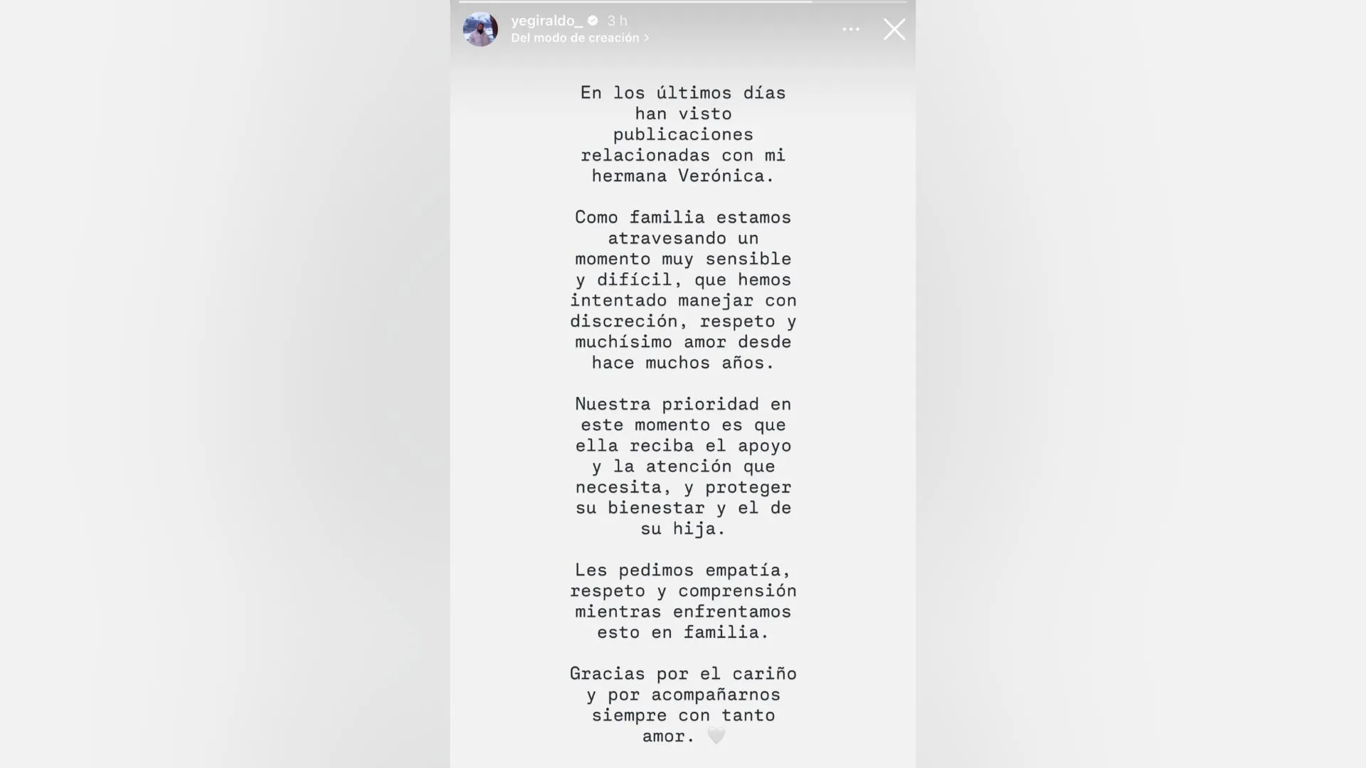 La familia de la cantante paisa Karol G atraviesa un momento de fuerte tensión y atención mediática tras las recientes declaraciones públicas de su hermana mayor, Verónica Giraldo. En un conjunto de videos difundidos en redes sociales antes de que su cuenta fuera desactivada, Verónica lanzó duras acusaciones en contra de varios miembros de su entorno familiar y de su expareja, al tiempo que expuso aspectos delicados de su vida personal y emocional.
<strong>Karol G permanece en silencio</strong></p>
<p>Hasta el momento, Karol G no ha emitido ninguna declaración pública sobre la situación. La artista no se ha referido a las acusaciones ni a los videos que generaron la controversia, y su actividad en redes se ha mantenido concentrada en su trabajo artístico y profesional.</p>
<p>Por ahora, no se conocen avances oficiales en el proceso ni nuevos pronunciamientos de los involucrados y el desenlace del caso dependerá de lo que determinen las instancias judiciales correspondientes.</p>