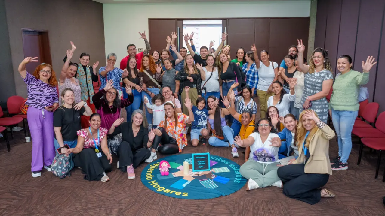 Hogares en paz: Medellín lanza talleres mensuales gratuitos para padres y cuidadores