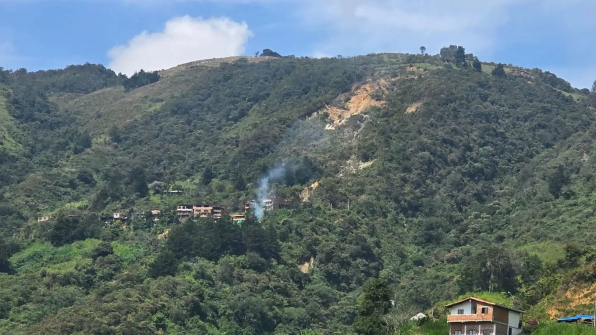 ¡Alerta en Bello! Evalúan viviendas en La Victoriera por riesgo de movimiento en masa