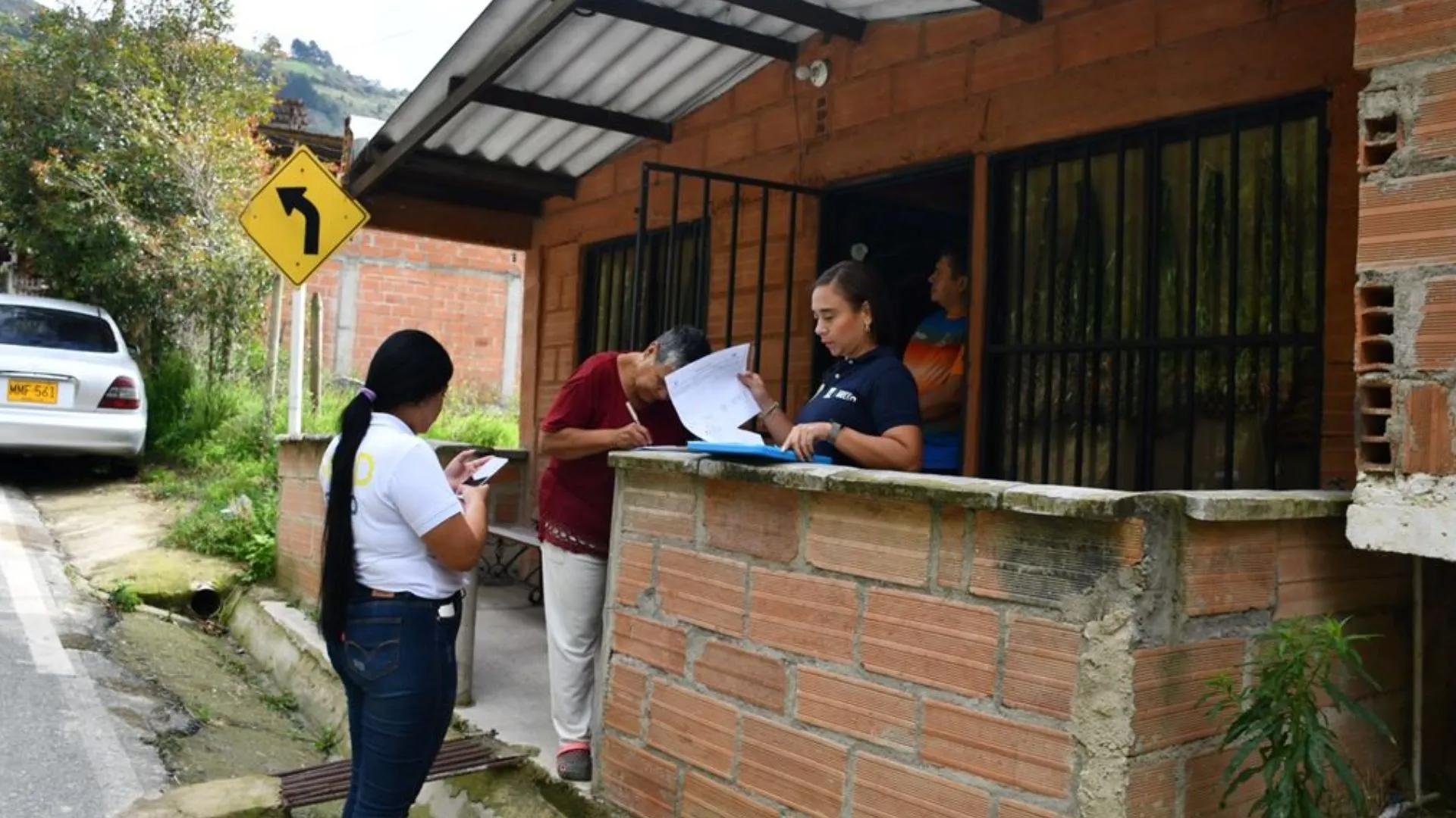 ¡Alerta en Bello! Evalúan viviendas en La Victoriera por riesgo de movimiento en masa