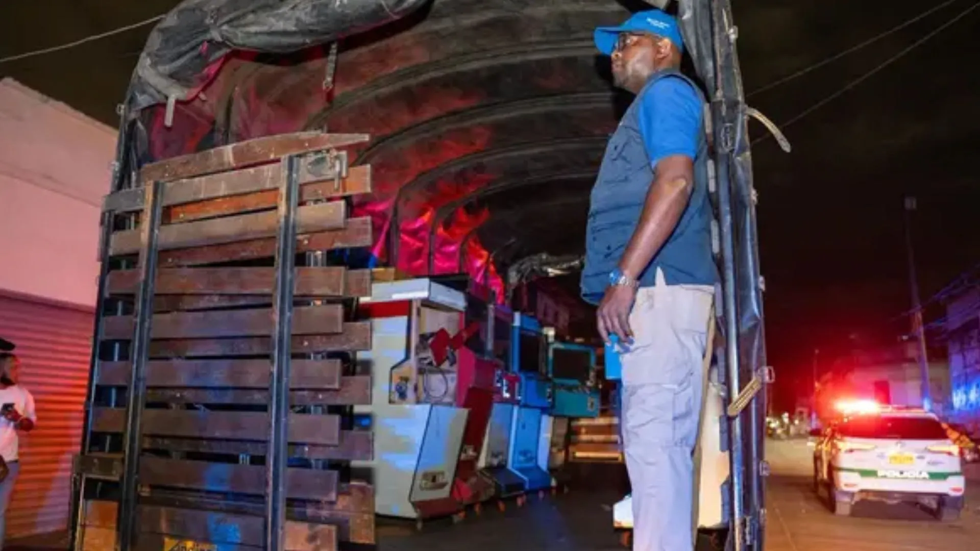 ¡Se les acabó la fiesta! Cierran locales, decomisan máquinas e incautan 200 armas blancas en Cali