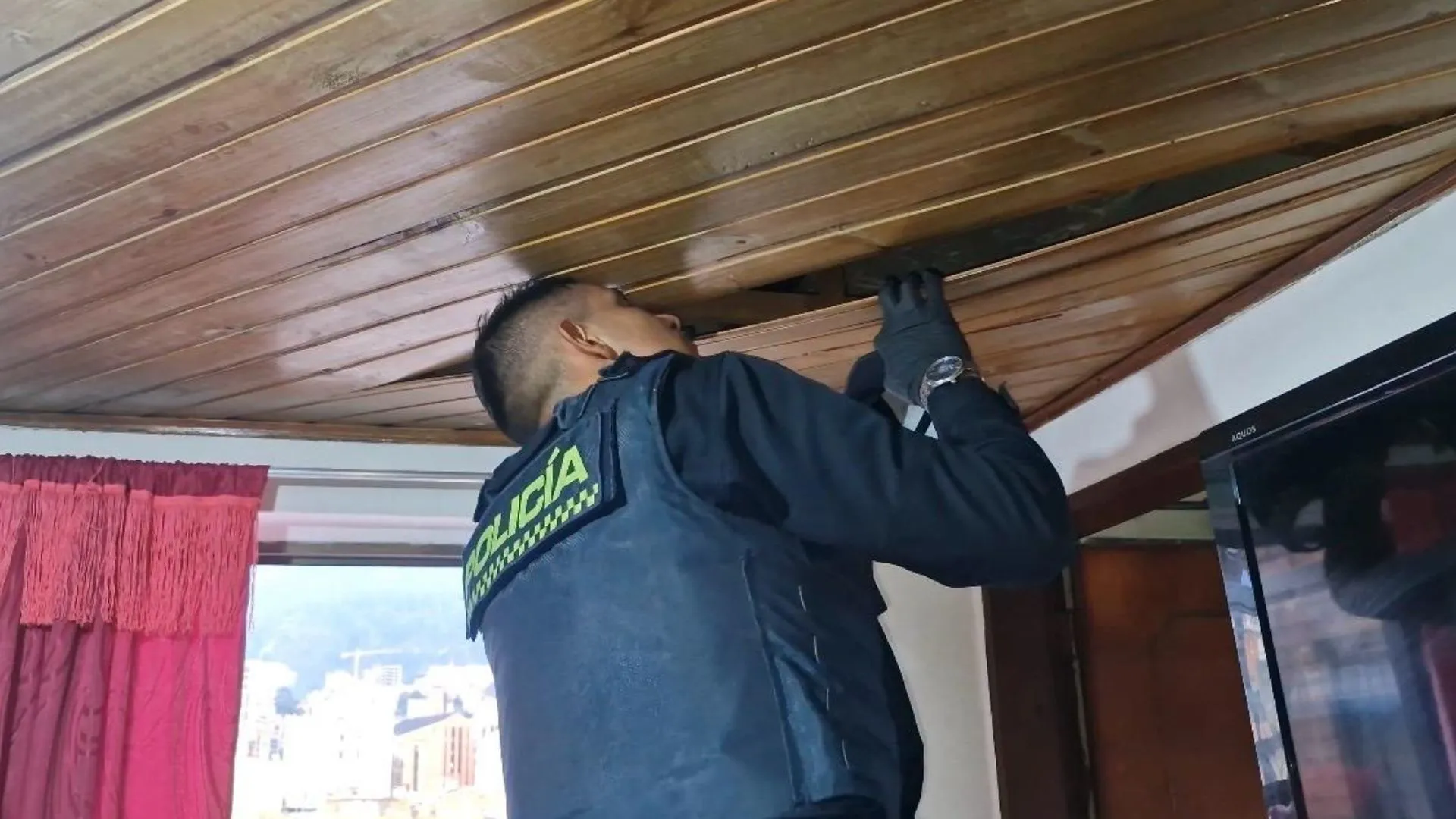 ¡Dólares falsos y armas en una cisterna! Operativo en Teusaquillo deja tres pagadiarios sellados