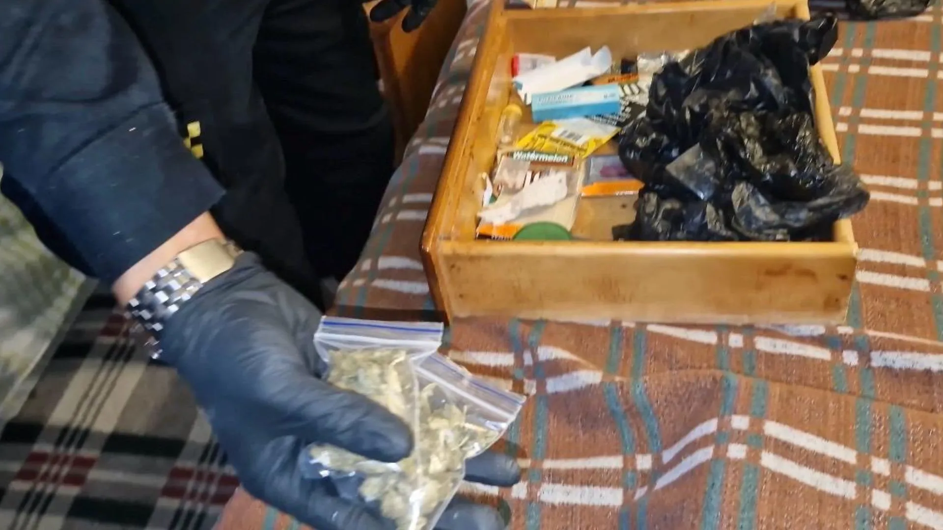 ¡Dólares falsos y armas en una cisterna! Operativo en Teusaquillo deja tres pagadiarios sellados