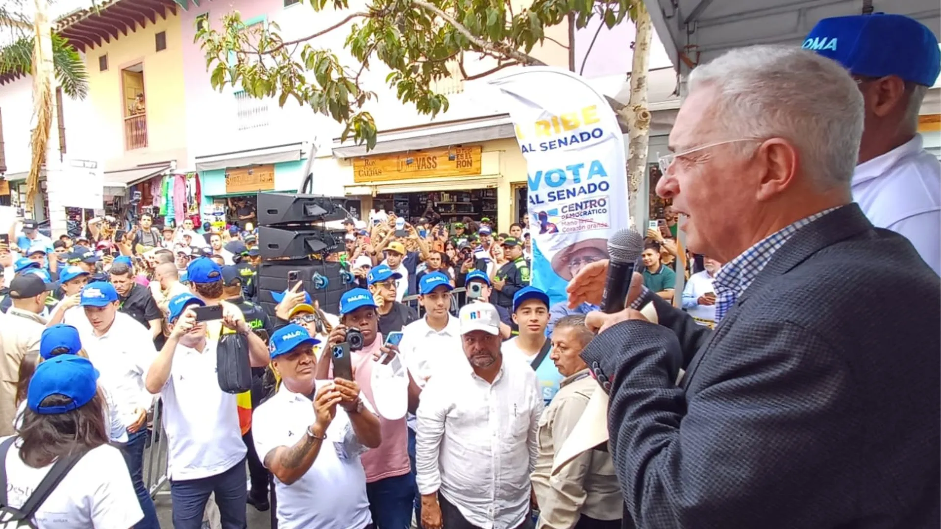 Paloma Valencia y Uribe visitaron 'El Hueco': seguridad y menos impuestos, sus promesas desde Medellín