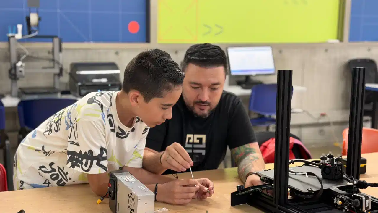 ¡De la idea al objeto! Medellín consolida formación en robótica e impresión 3D en tres Parques Biblioteca