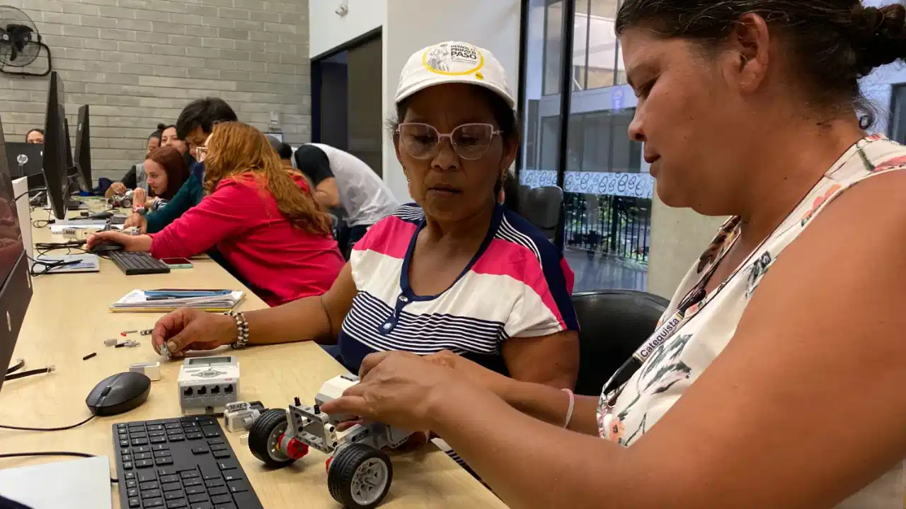 ¡De la idea al objeto! Medellín consolida formación en robótica e impresión 3D en tres Parques Biblioteca