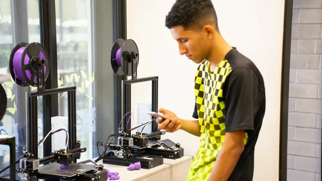 ¡De la idea al objeto! Medellín consolida formación en robótica e impresión 3D en tres Parques Biblioteca