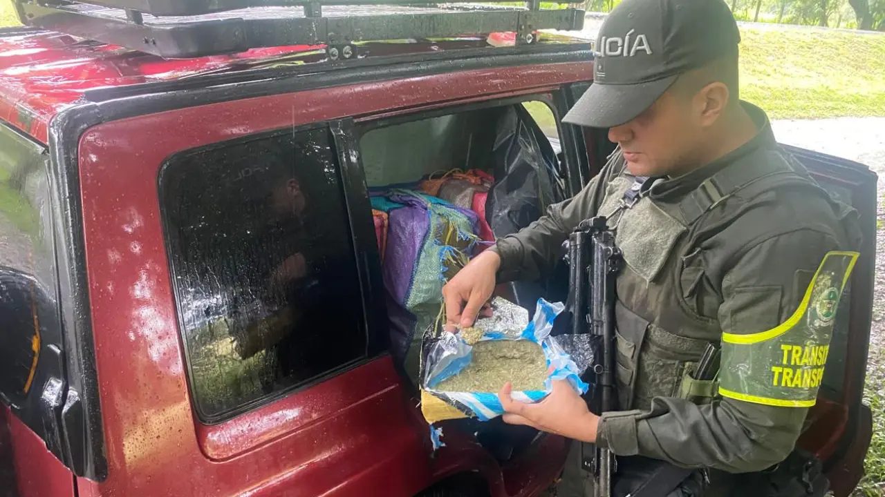 ¡Lo dejaron botado! Pillaron un carro cargado hasta el techo con marihuana en la vía Panamericana
