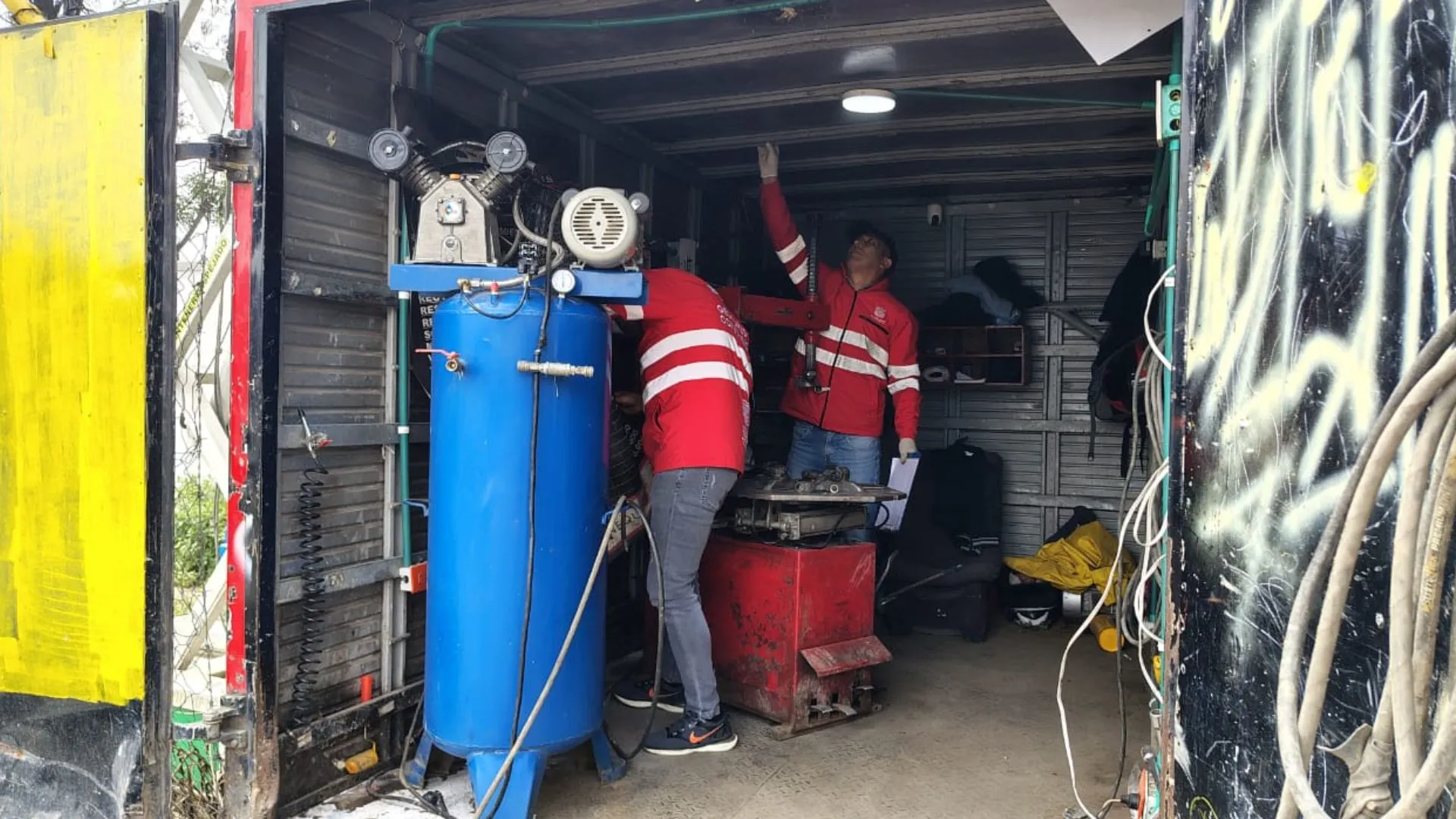 ¡Tenían pitos, tachuelas y hasta plastilina! Sellan contenedor que funcionaba como falso montallantas en Fontibón