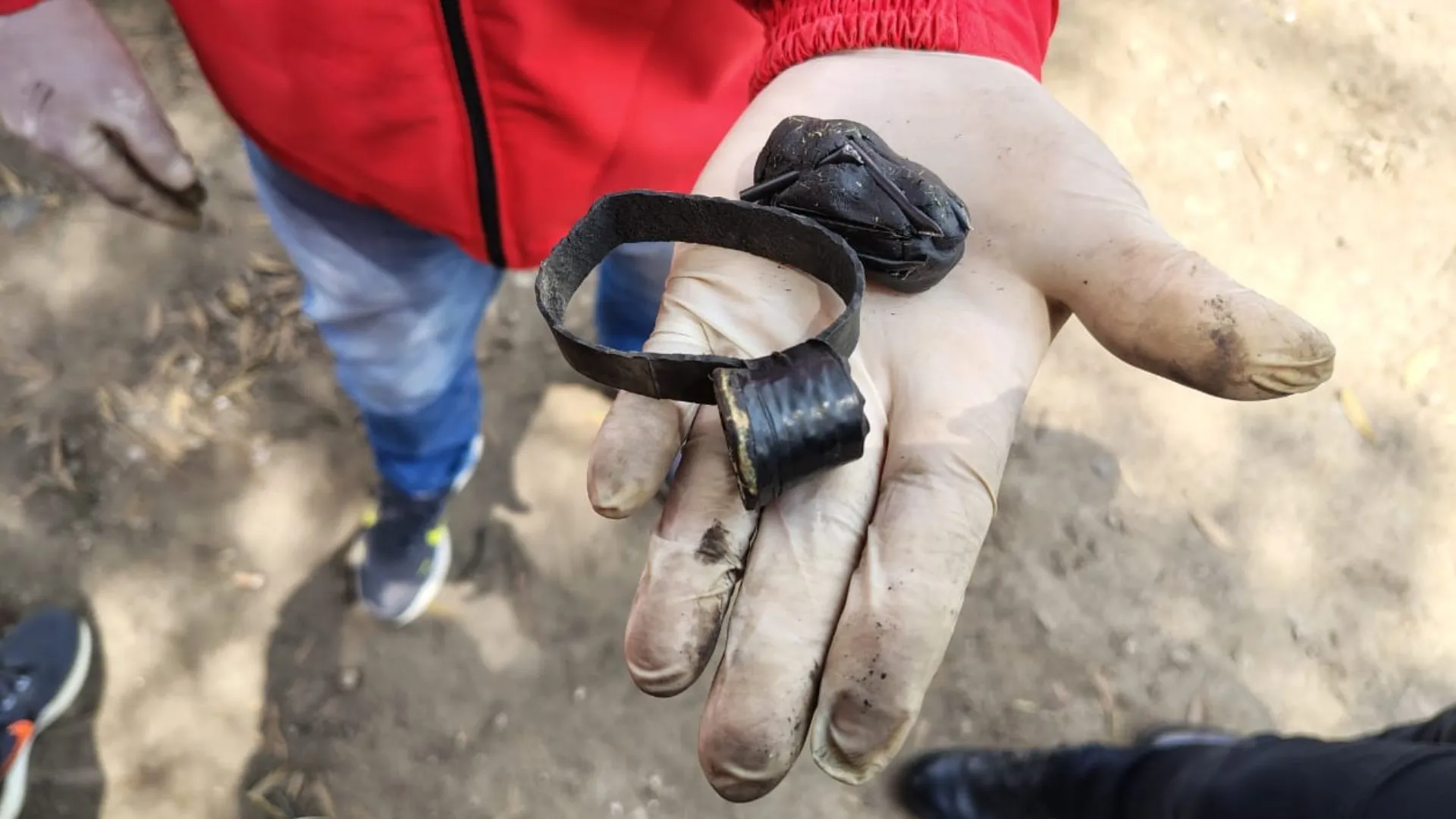 ¡Tenían pitos, tachuelas y hasta plastilina! Sellan contenedor que funcionaba como falso montallantas en Fontibón