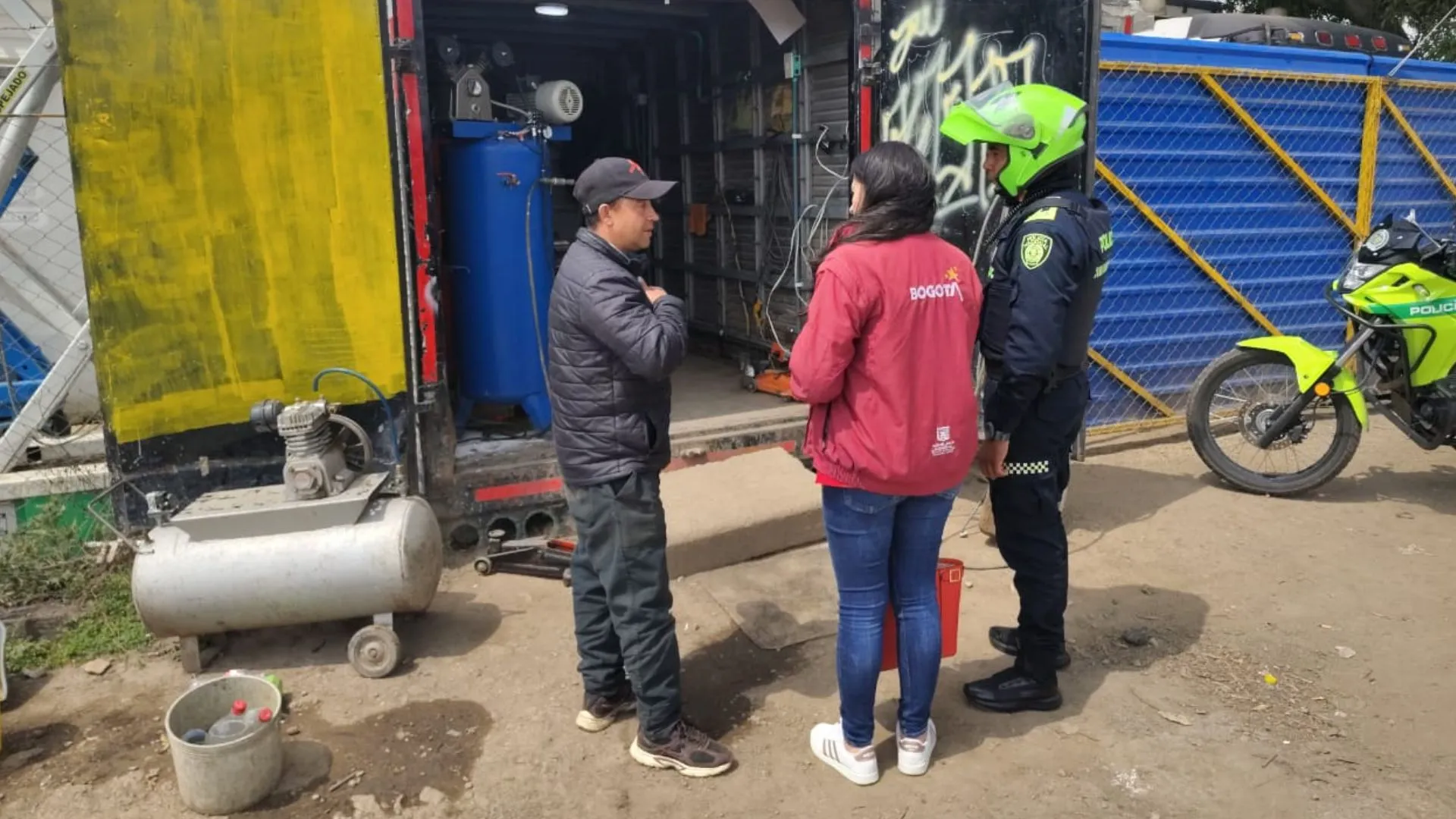 ¡Tenían pitos, tachuelas y hasta plastilina! Sellan contenedor que funcionaba como falso montallantas en Fontibón