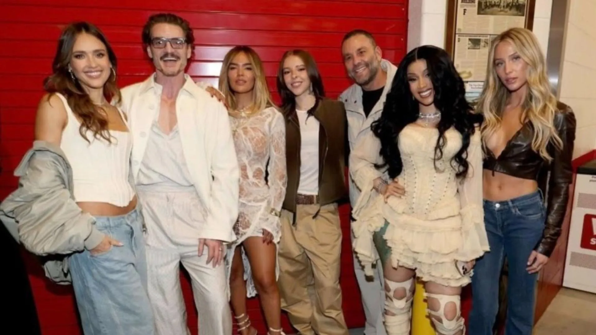 ¡El Super Bowl se llenó de sabor latino! Así se vivió el “parrandón” en la icónica casita de Bad Bunny