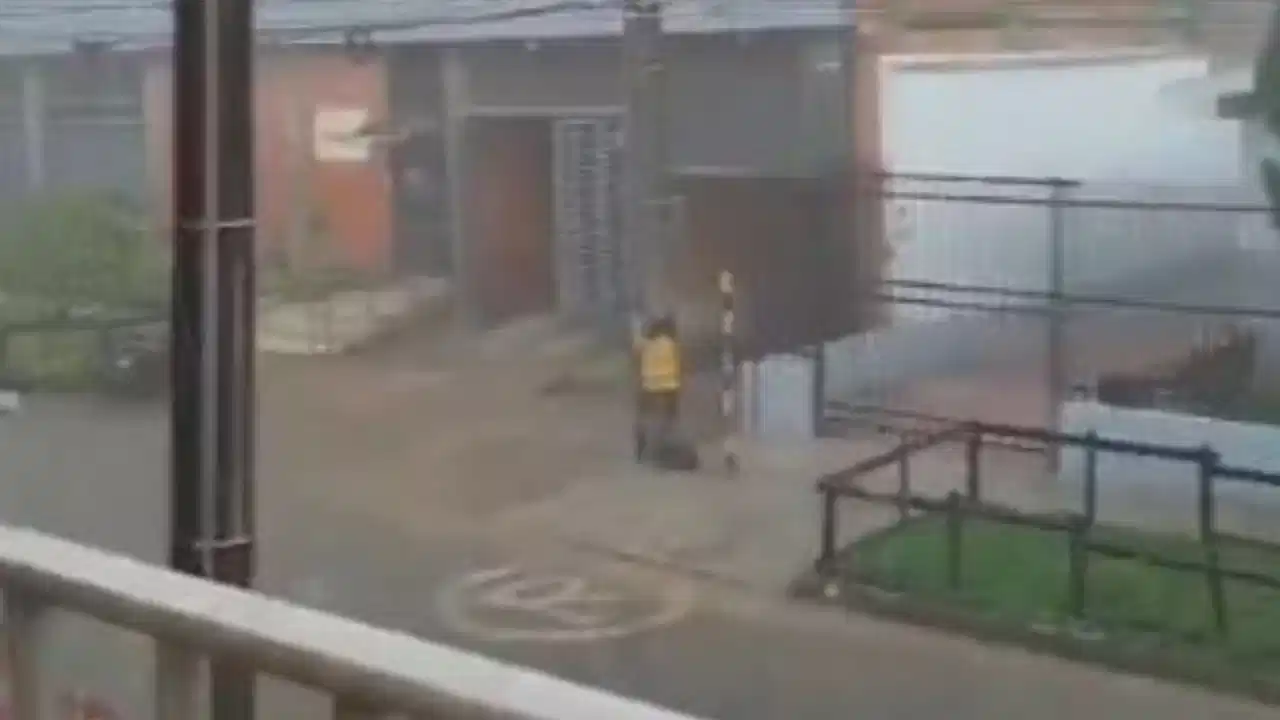 ¡Se vino el agua! Potente tormenta eléctrica sacude a Medellín y el sur del Valle de Aburrá