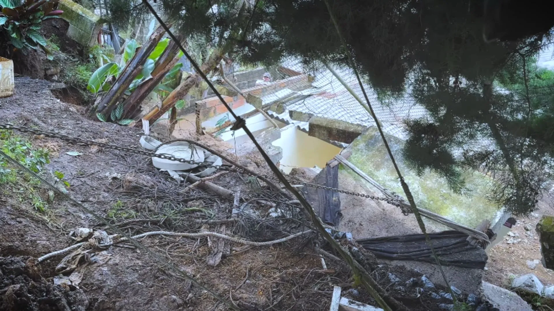 ¡Noche de caos en Urrao! Lluvias provocan desbordamientos, colapso del alcantarillado y viviendas afectadas
