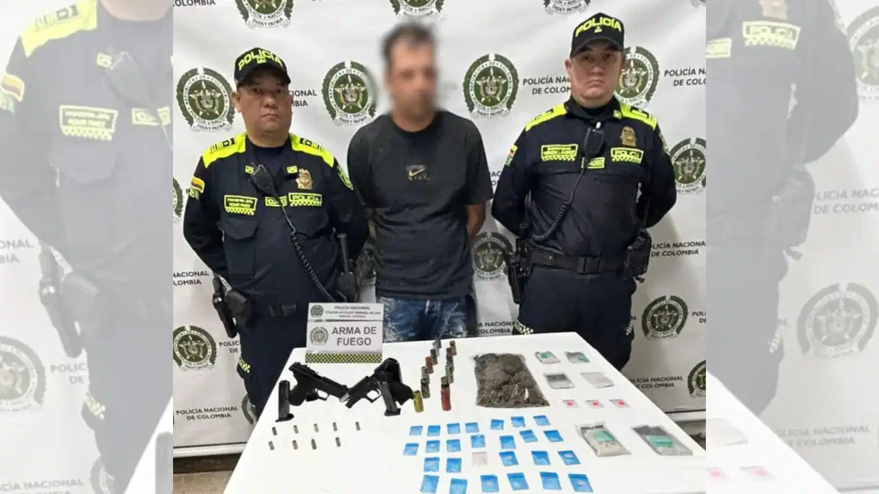 ¡Iba bien cargado! Pillaron a hombre con arsenal de armas y kilos de droga en la Terminal del Sur