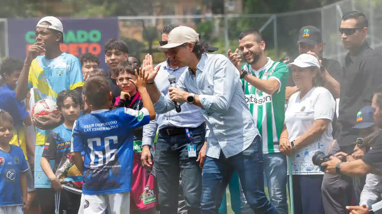 Medellín entrega renovada la cancha La Mansión en la comuna 8.