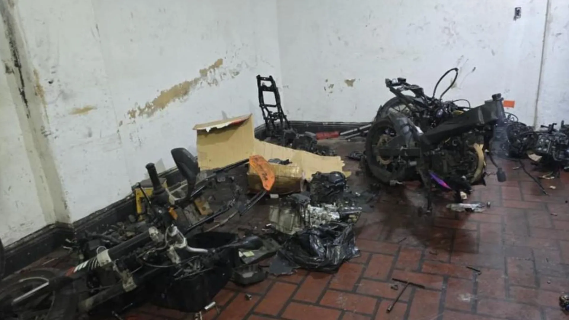¡Los pillaron desarmándolas! Cayó ‘deshuesadero’ de motos en Los Mártires; ocho personas fueron capturadas