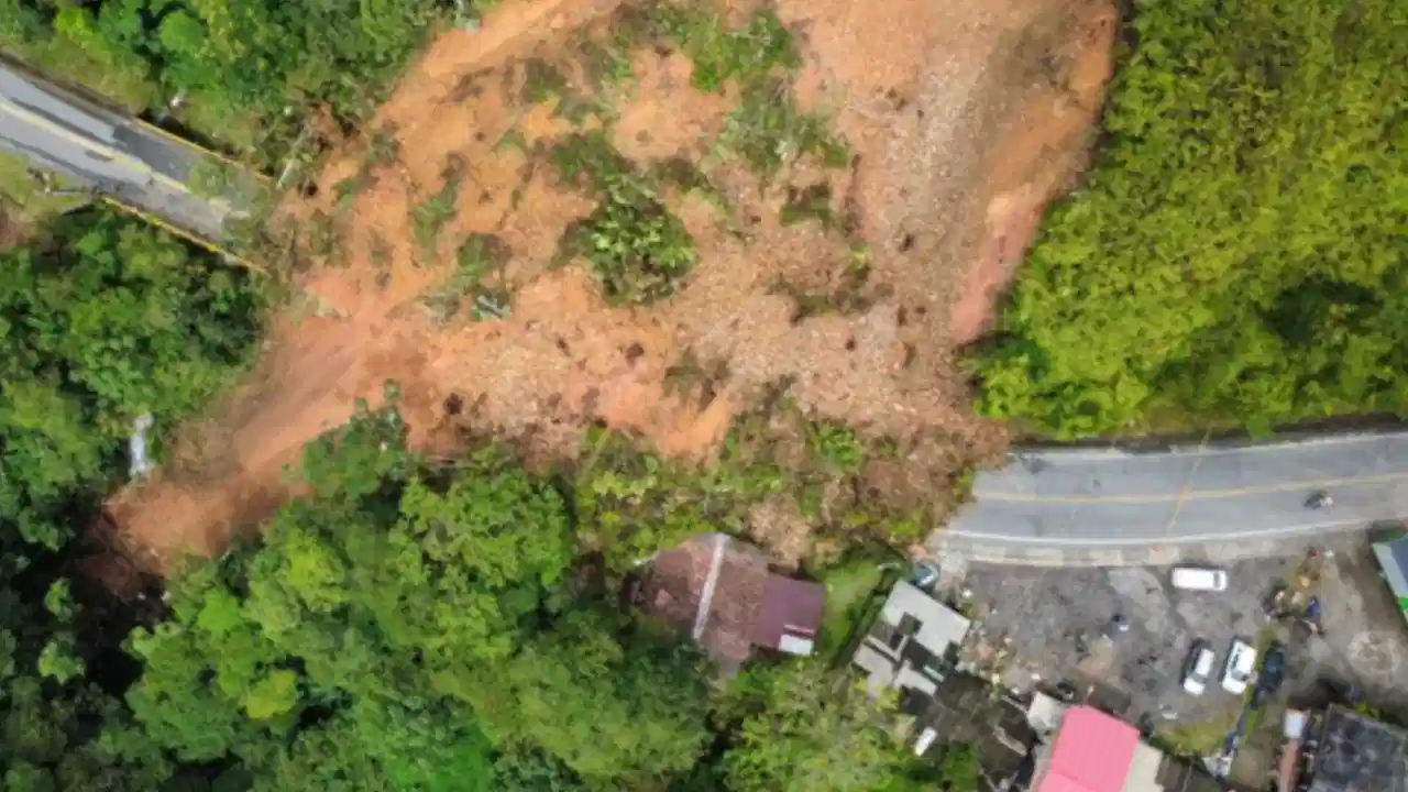 Maquinaria trabaja contrarreloj tras deslizamiento en la vía Medellín–Bogotá en San Luis: tardaría hasta 4 días