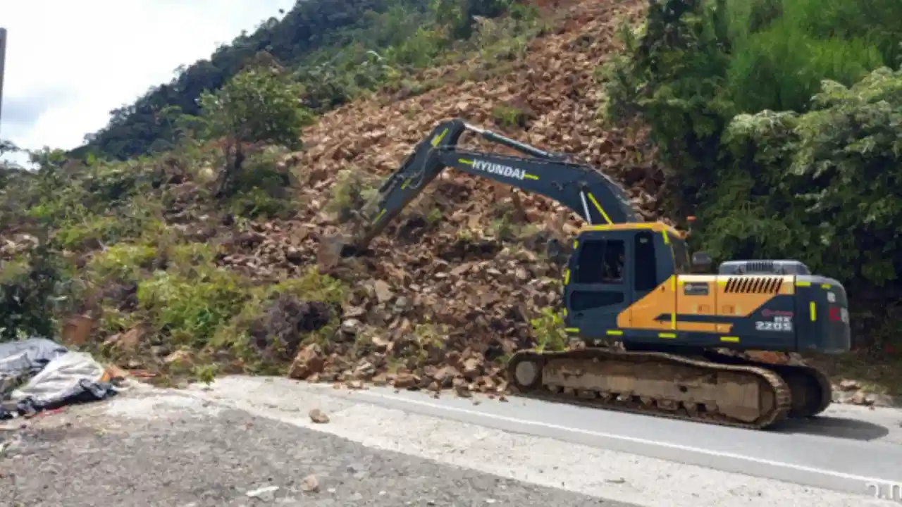 Maquinaria trabaja contrarreloj tras deslizamiento en la vía Medellín–Bogotá en San Luis: tardaría hasta 4 días