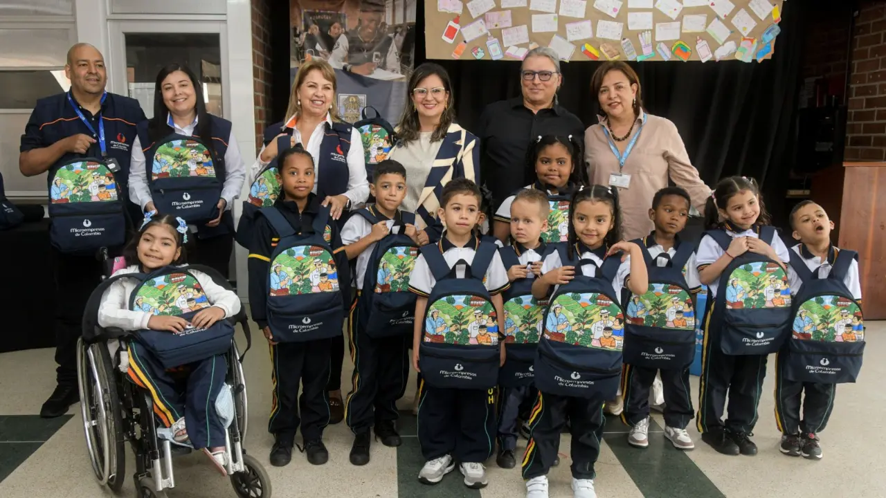 Medellín inicia entrega de 5 mil kits escolares para evitar que estudiantes abandonen el colegio