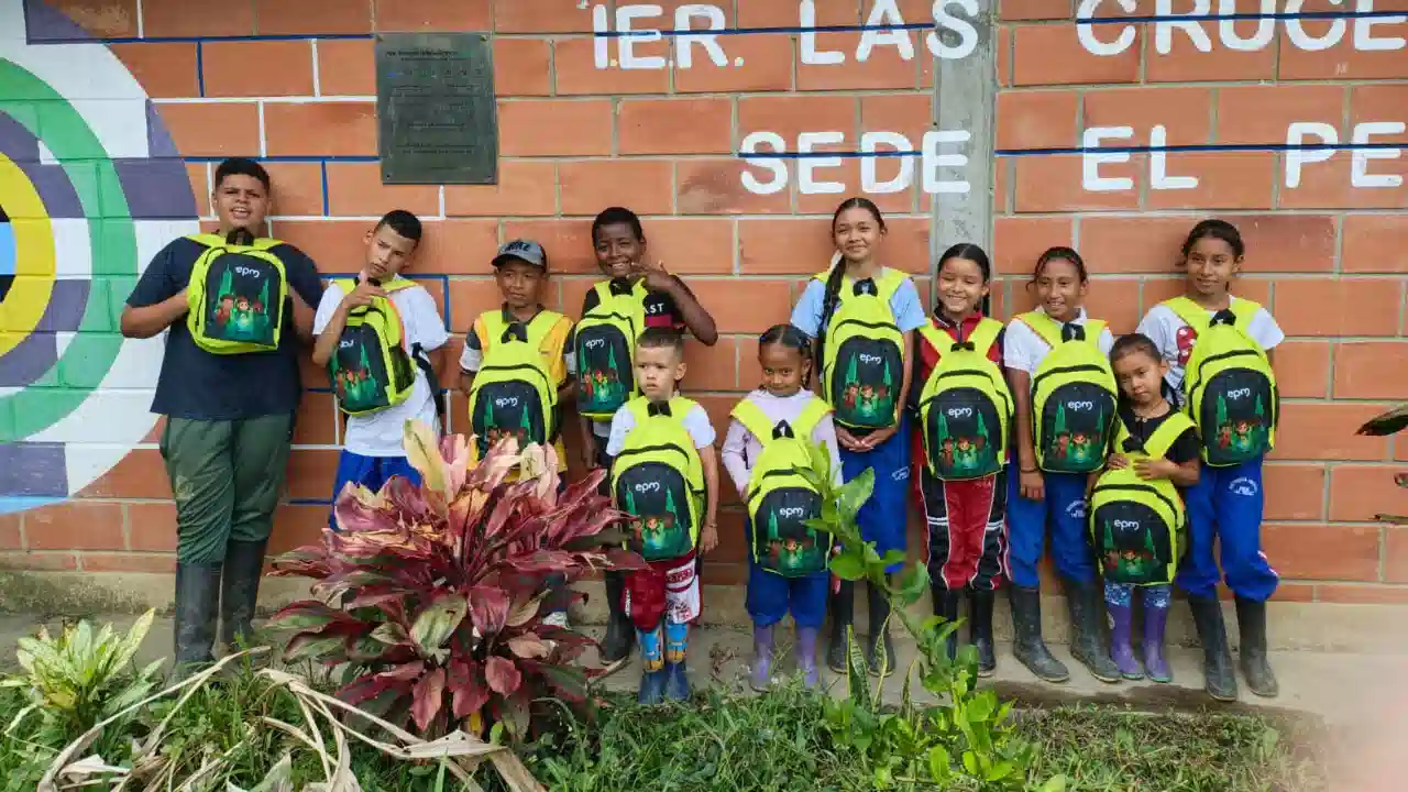 Kits escolares llegaron en mula y lancha a Hidroituango