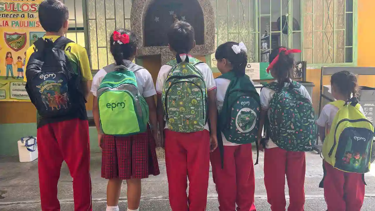 Kits escolares llegaron en mula y lancha a Hidroituango