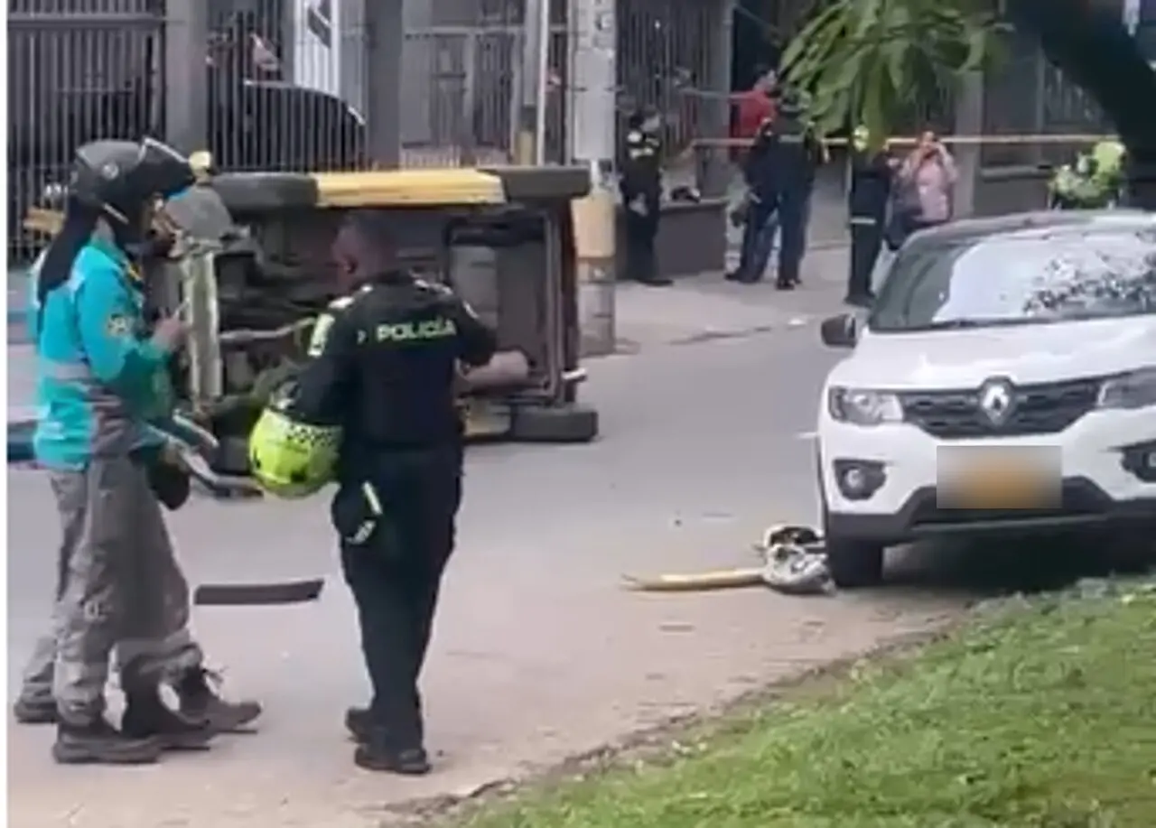 El taxista, en su intento de huir, chocó contra un vehículo particular y se volcó. Ahí fue cuando desenfundó un arma y la policía le disparó. Captura de video