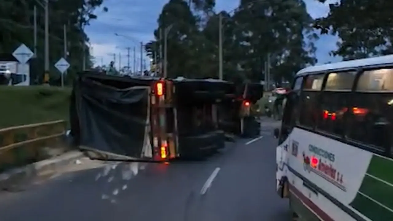 Tractocamión volcado en la Variante de Caldas