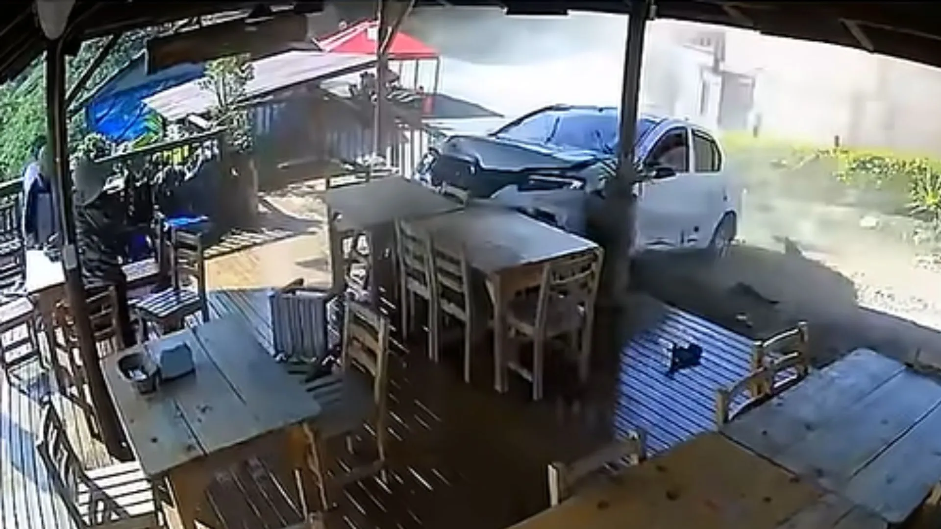 ¡Casi se mete hasta la cocina! Carro terminó estrellado contra restaurante en el Oriente antioqueño