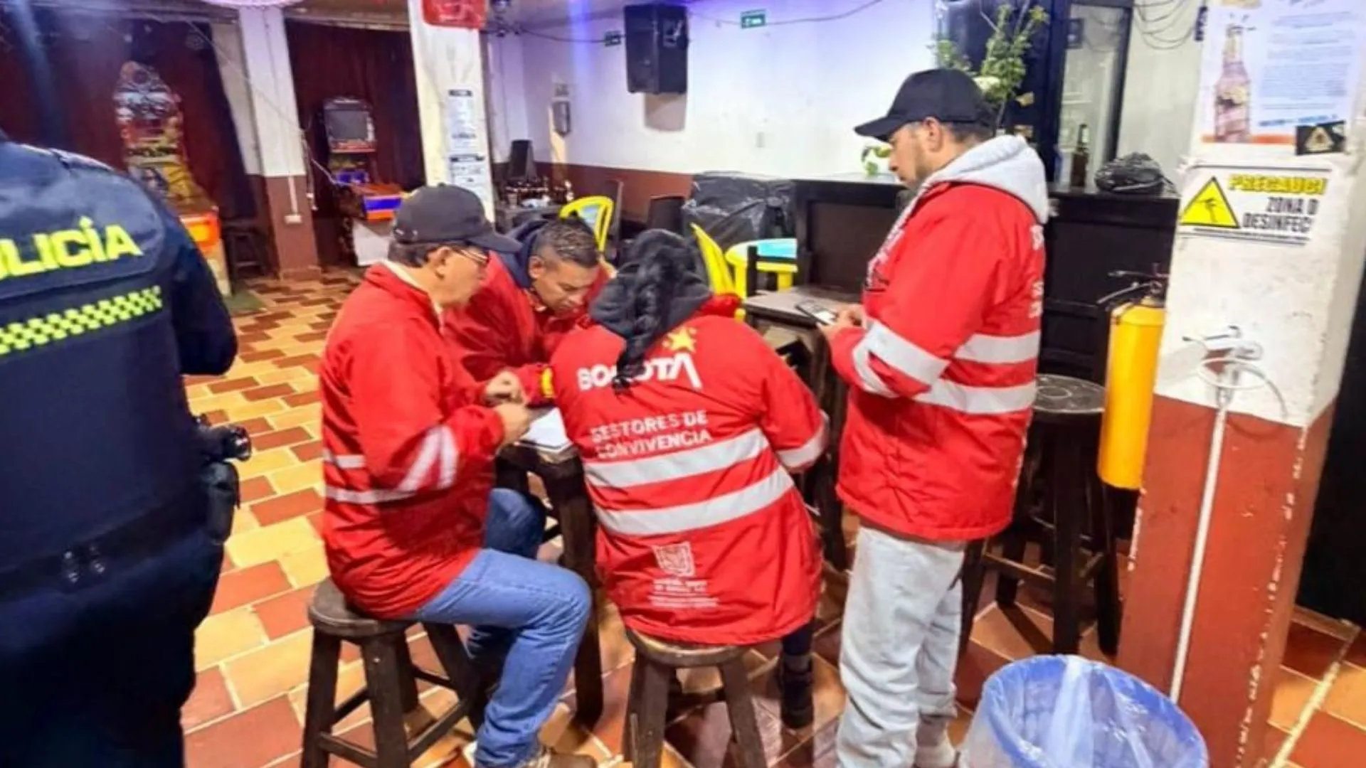 ¡Cayeron por desordenados! Cierran bares en Ciudad Bolívar por extender la rumba al espacio público