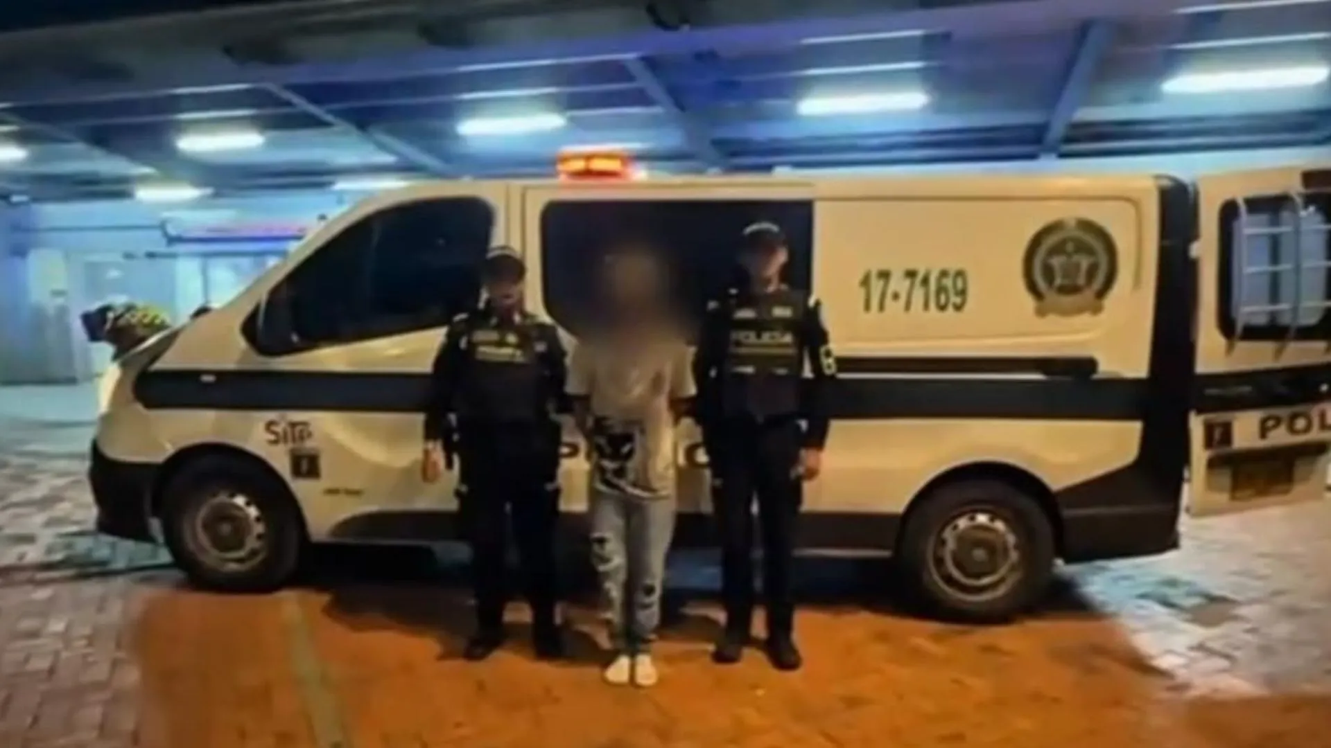 ¡Se enojó porque no le dieron monedas! Capturado tras romper siete vidrios de un articulado de TransMilenio