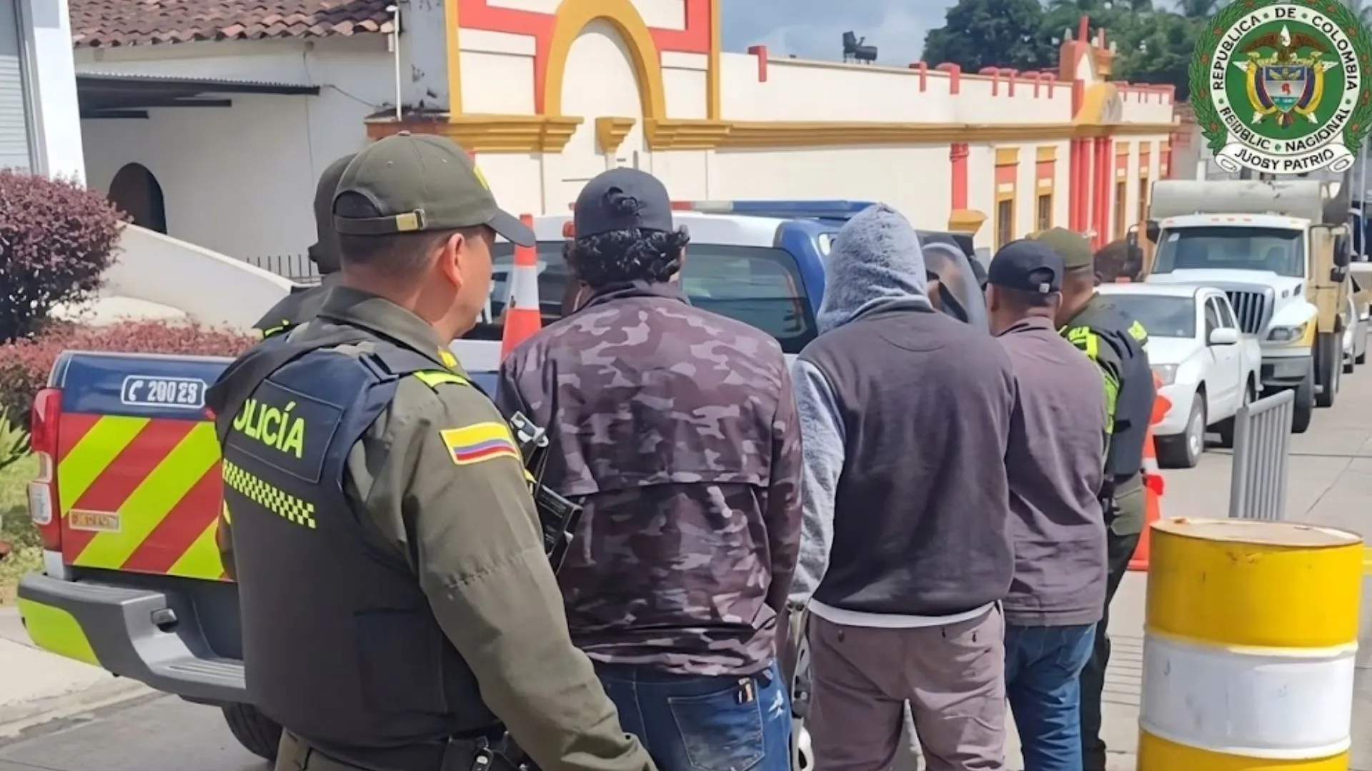 ¡Iban armados hasta los dientes! Seis personas caen con gran arsenal en las vías de Antioquia