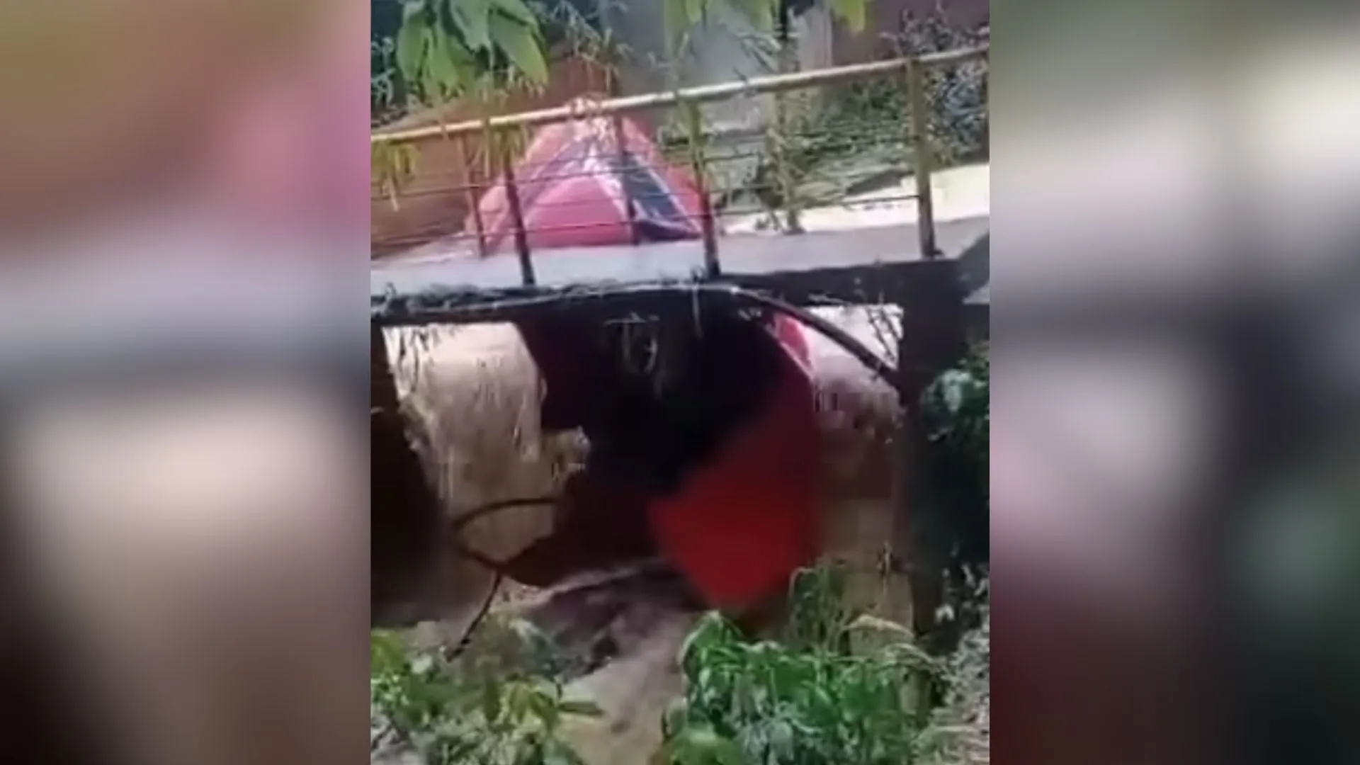 ¡Se lo llevó la creciente! Carro terminó en la quebrada tras el aguacero que azotó a San Antonio de Prado