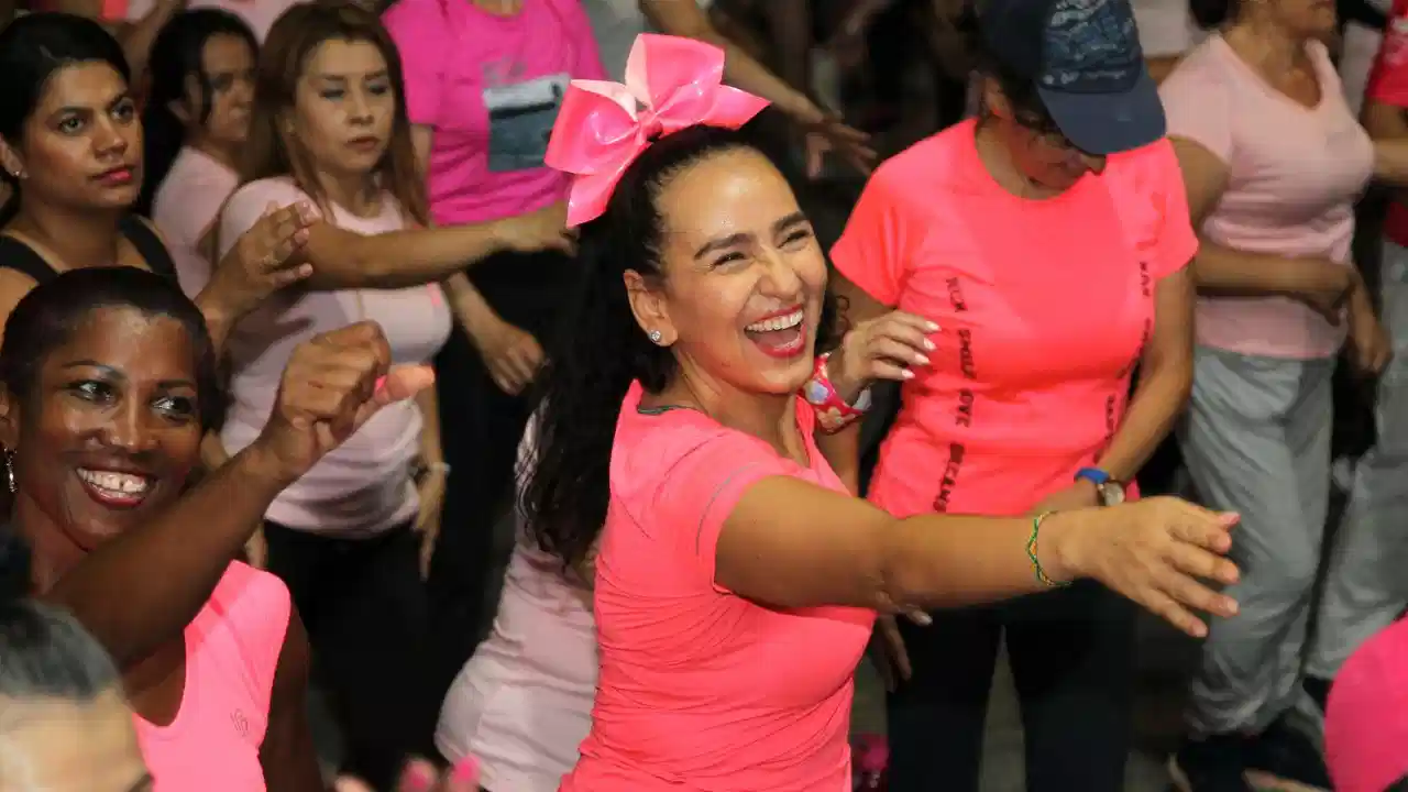 ¡Póngase la camisa rosada y a sudar! Medellín se mueve por las guerreras del cáncer