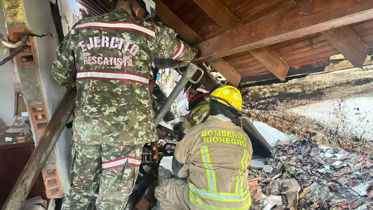 ¡Explosión sacude vivienda en Rionegro! Buscan a persona atrapada entre los escombros