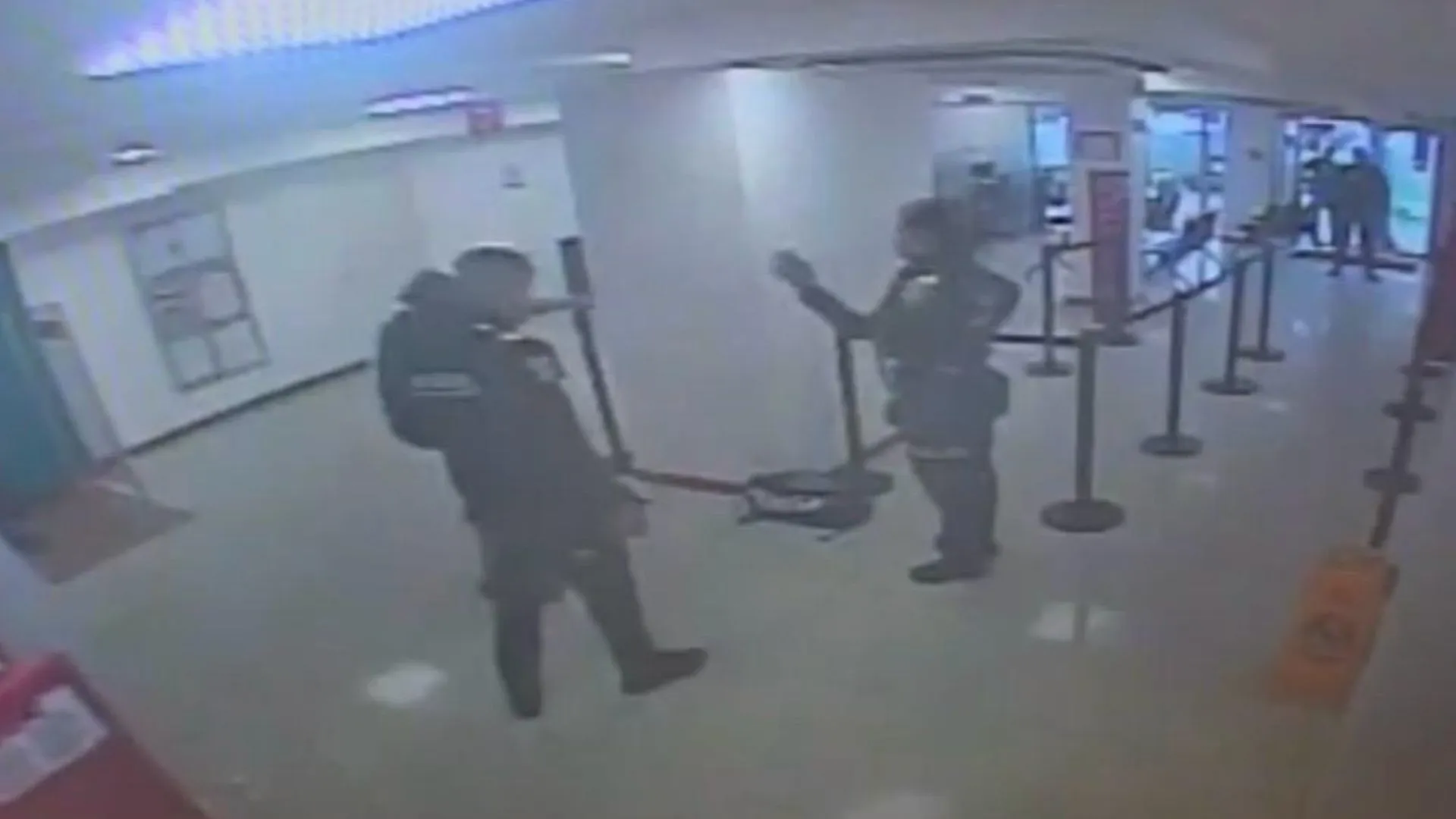 ¡Le salió caro el 'chistecito'! Capturado en Engativá hombre que simuló portar explosivos en un banco