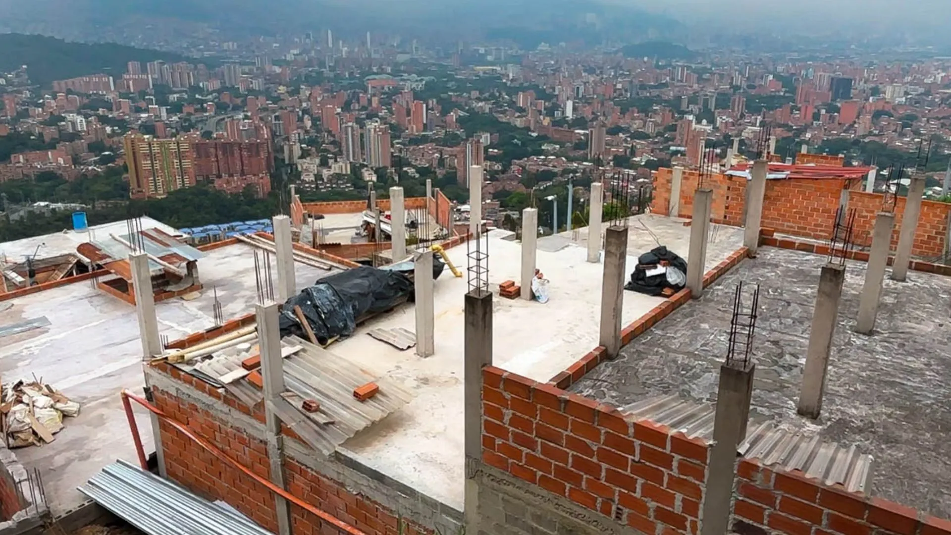 ¡Tatequieto a las invasiones! Tumban seis construcciones ilegales y frenan una obra en San Cristóbal