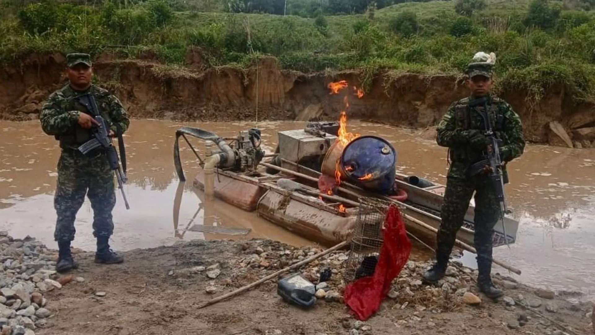 ¡Ni las dragas se salvaron! Destruyen motores y maquinaria pesada de minería ilegal en Alejandría